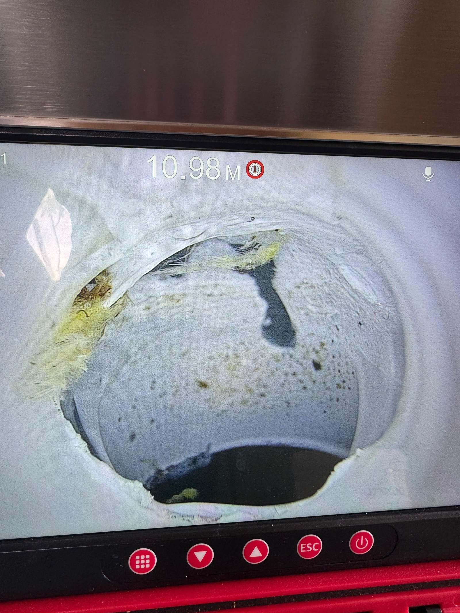 Écran endoscope montrant une canalisation dégradée à 10 m de profondeur