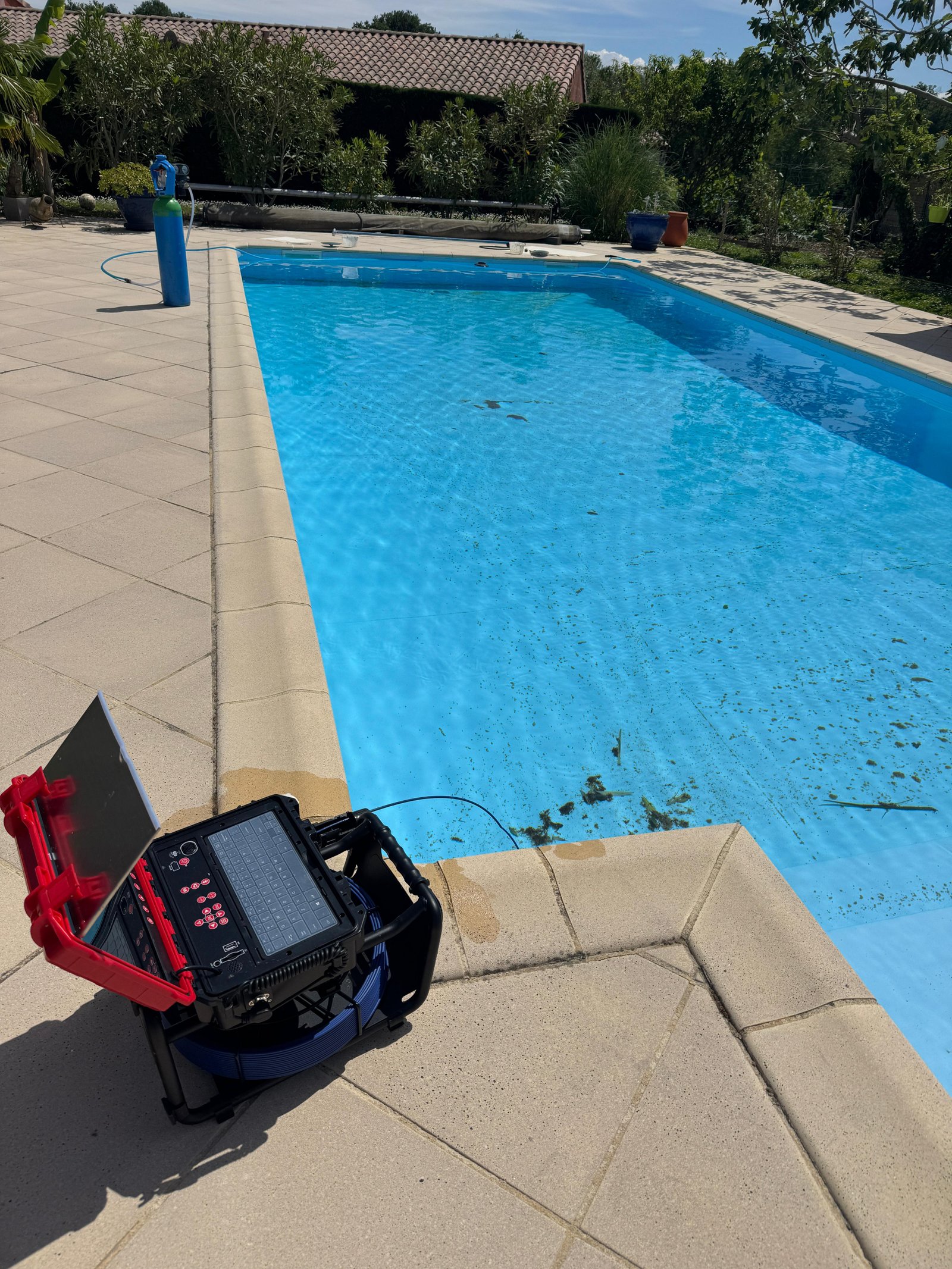 Inspection caméra au bord d'une piscine — diagnostic non destructif