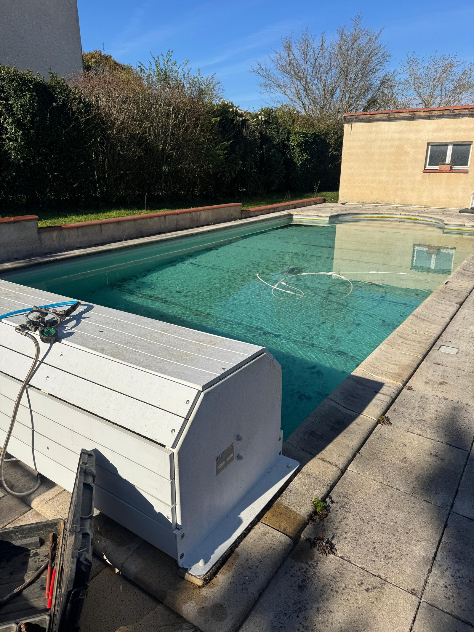 Piscine couverte sous bâche — fuite suspectée